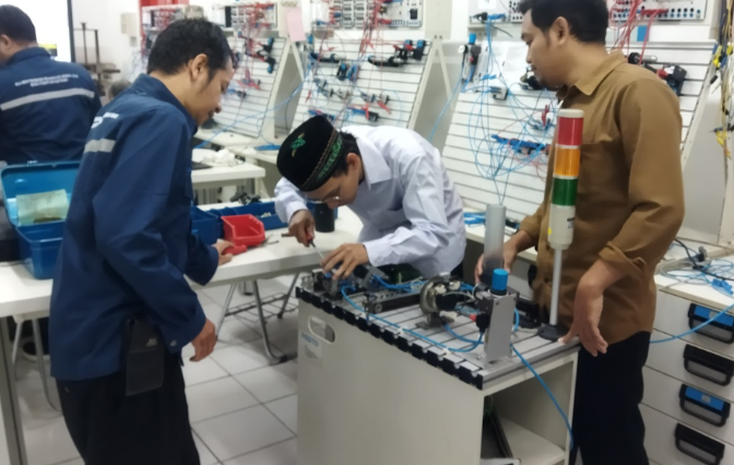 Guru SMK Mulai Ikuti Pelatihan Berbasis Industri, Ada Robot Humanoid hingga Bisnis Digital